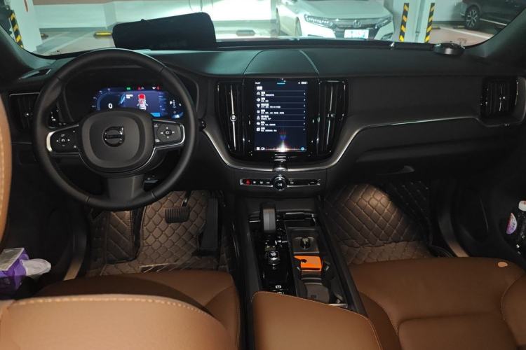 Used Volvo XC60 2025 B5 4x4 Smart Luxury Edition Center Console