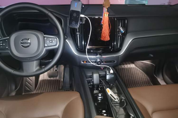 Used Volvo XC60 2025 B5 4x4 Smart Luxury Edition Center Console