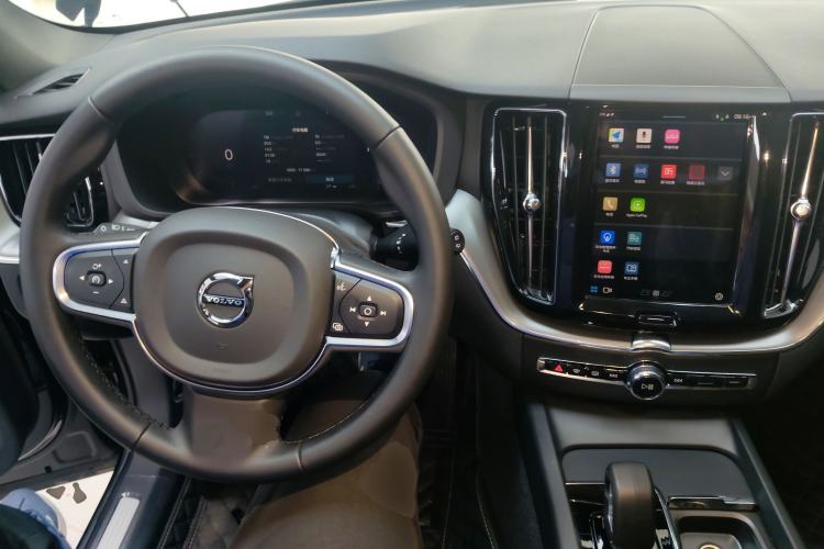 Used Volvo XC60 2025 B5 4x4 Smart Luxury Edition Center Console