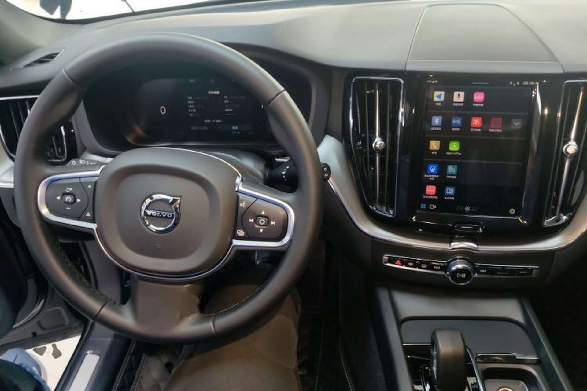Used Volvo XC60 2025 B5 4x4 Smart Luxury Edition Center Console