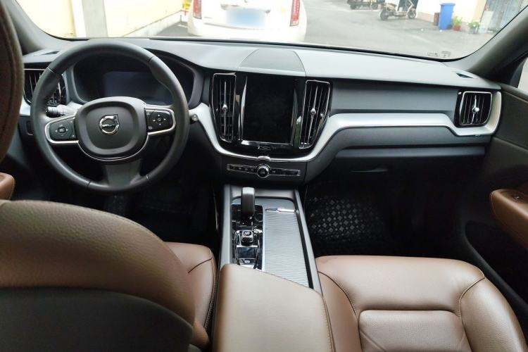 Used Volvo XC60 2025 B5 4x4 Smart Luxury Edition Center Console