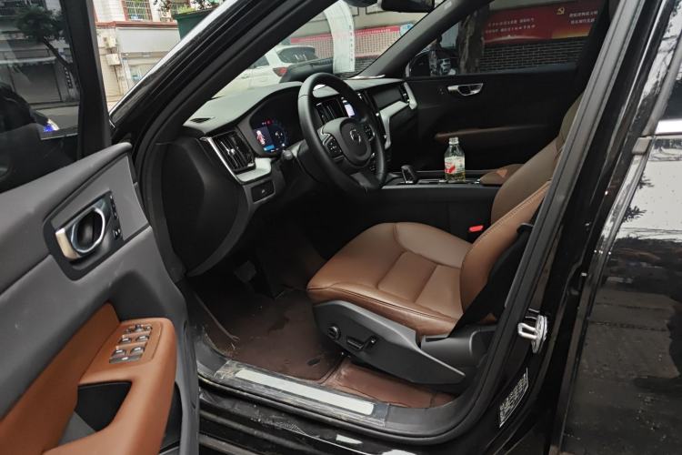 Used Volvo XC60 2025 B5 4x4 Smart Luxury Edition Driver Seat