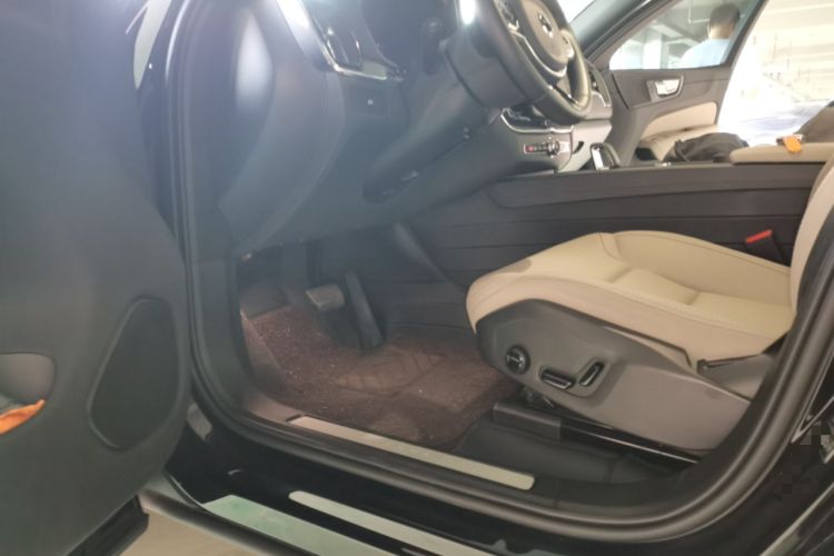 Used Volvo XC60 2025 B5 4x4 Smart Luxury Edition Driver Seat
