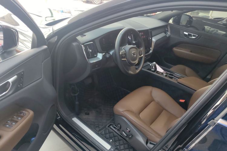 Used Volvo XC60 2025 B5 4x4 Smart Luxury Edition Driver Seat