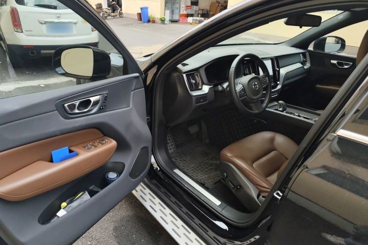 Used Volvo XC60 2025 B5 4x4 Smart Luxury Edition Driver Seat