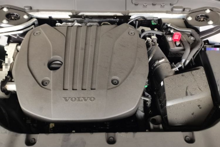 Used Volvo XC60 2025 B5 4x4 Smart Luxury Edition Engine Bay