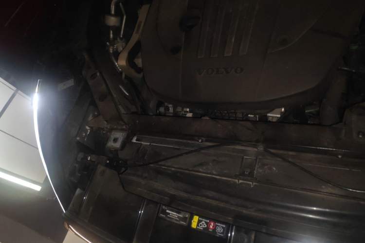 Used Volvo XC60 2025 B5 4x4 Smart Luxury Edition Engine Bay Right