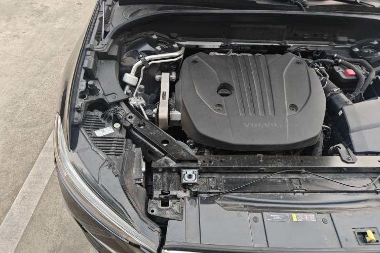 Used Volvo XC60 2025 B5 4x4 Smart Luxury Edition Engine Bay Right