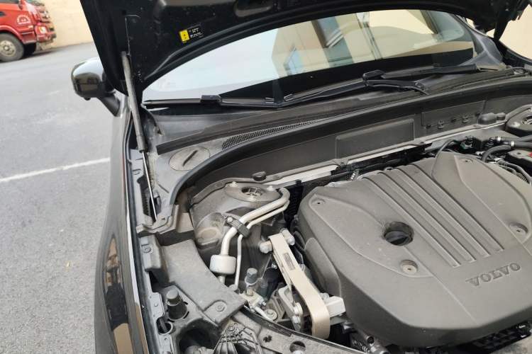 Used Volvo XC60 2025 B5 4x4 Smart Luxury Edition Engine Bay Right