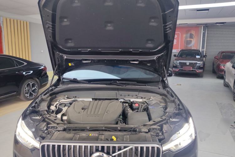 Used Volvo XC60 2025 B5 4x4 Smart Luxury Edition Engine Bay