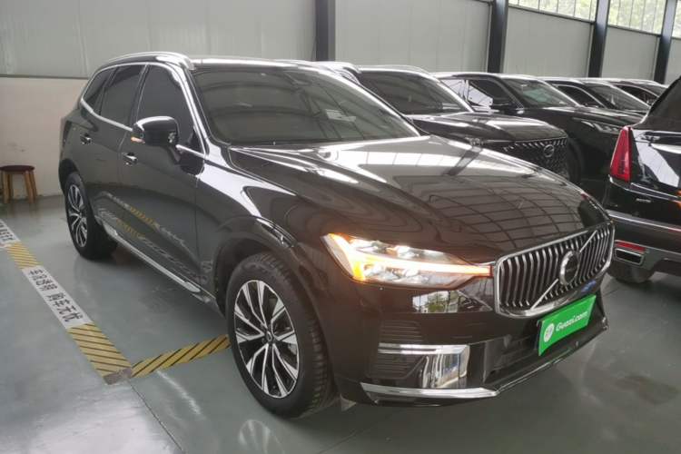 Used Volvo XC60 2025 B5 Four-Wheel Drive Smart & Advanced Luxury Edition Front Right 45 Deg