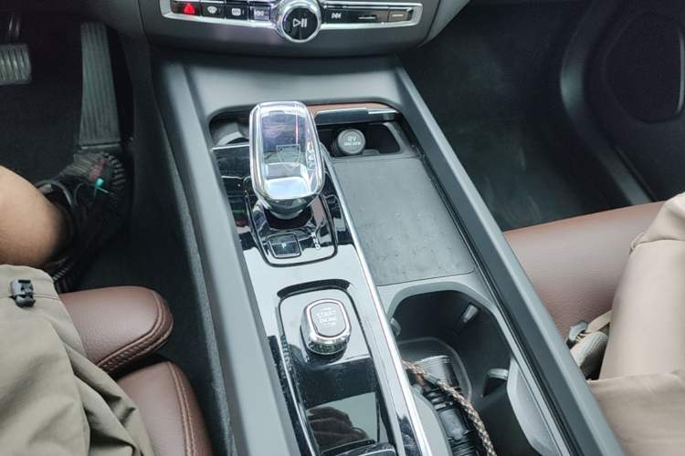 Used Volvo XC60 2025 B5 Four-Wheel Drive Smart & Advanced Luxury Edition Gear Lever