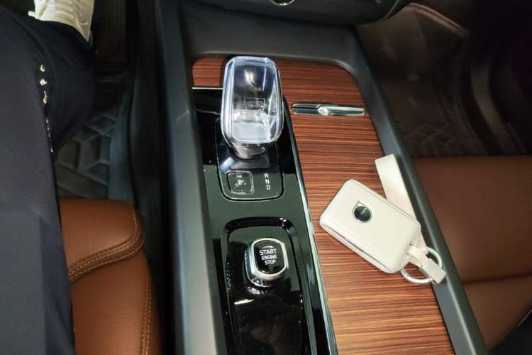 Used Volvo XC60 2025 B5 Four-Wheel Drive Smart & Advanced Luxury Edition Gear Lever