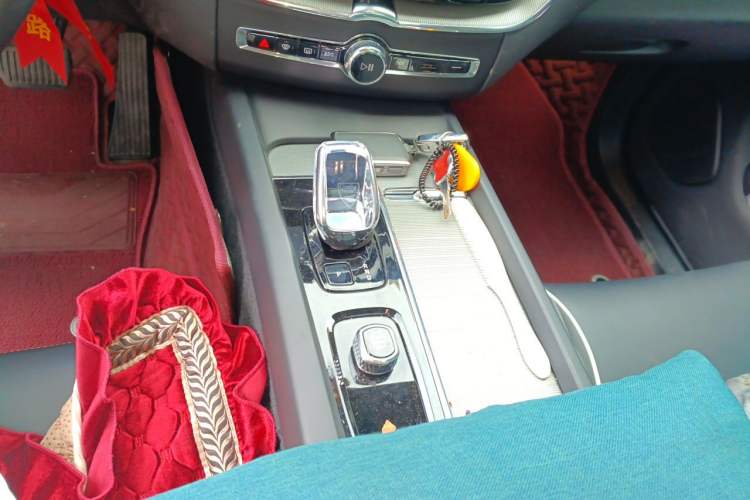 Used Volvo XC60 2025 B5 Four-Wheel Drive Smart & Advanced Midnight Black Edition Gear Lever