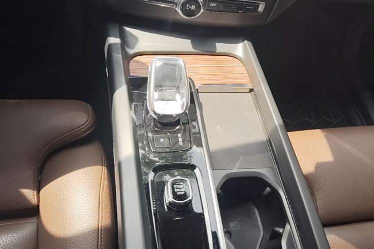 Used Volvo XC60 2025 B5 Four-Wheel Drive Smart & Advanced Luxury Edition Gear Lever