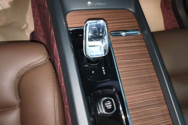 Used Volvo XC60 2025 B5 Four-Wheel Drive Smart & Advanced Luxury Edition Gear Lever