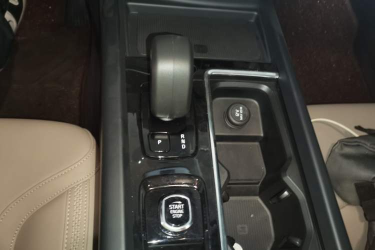 Used Volvo XC60 2025 B5 4x4 Smart Luxury Edition Gear Lever