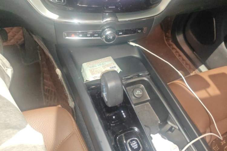 Used Volvo XC60 2025 B5 4x4 Smart Luxury Edition Gear Lever