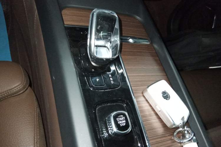 Used Volvo XC60 2025 B5 Four-Wheel Drive Smart & Advanced Luxury Edition Gear Lever