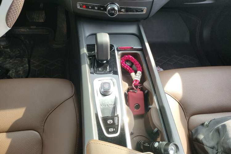 Used Volvo XC60 2025 B5 4x4 Smart Luxury Edition Gear Lever