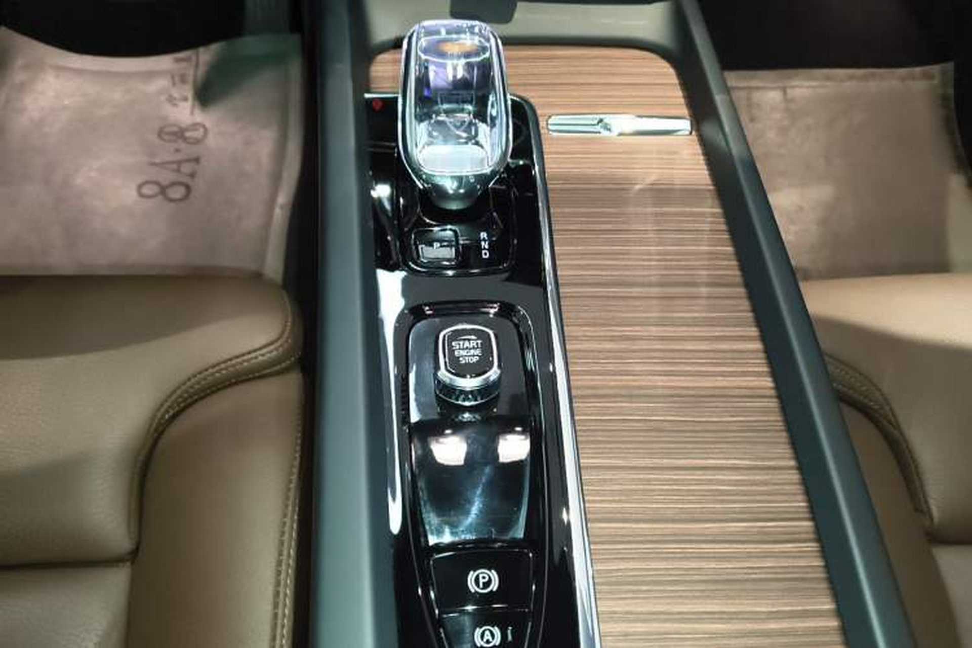Used Volvo XC60 2025 B5 Four-Wheel Drive Smart & Advanced Luxury Edition Gear Lever