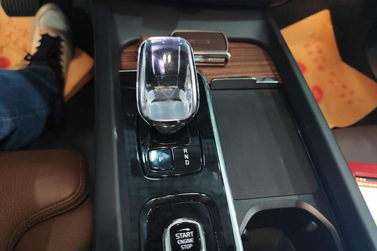 Used Volvo XC60 2025 B5 Four-Wheel Drive Smart & Advanced Luxury Edition Gear Lever