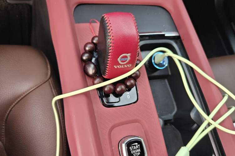 Used Volvo XC60 2025 B5 4x4 Smart Luxury Edition Gear Lever