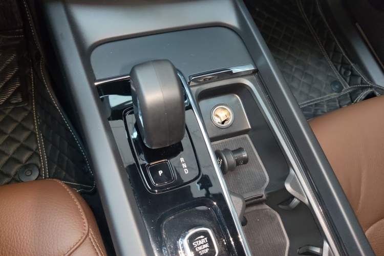 Used Volvo XC60 2025 B5 4x4 Smart Luxury Edition Gear Lever