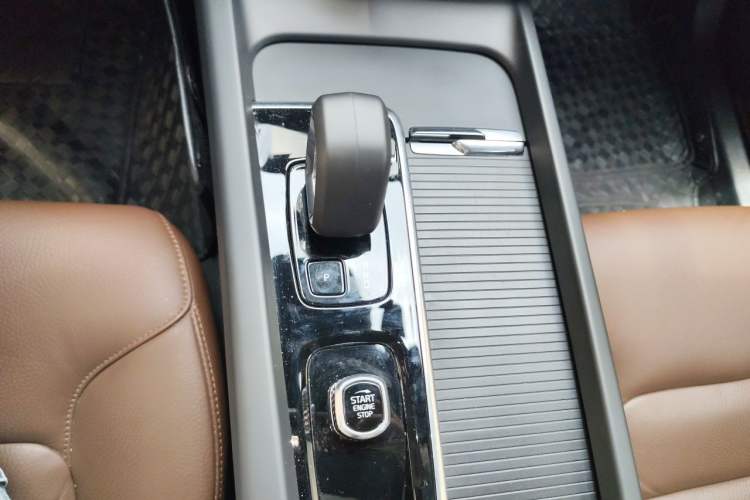 Used Volvo XC60 2025 B5 4x4 Smart Luxury Edition Gear Lever