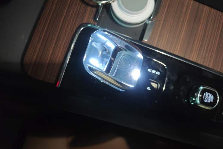Used Volvo XC60 2025 B5 Four-Wheel Drive Smart & Advanced Luxury Edition Gear Lever