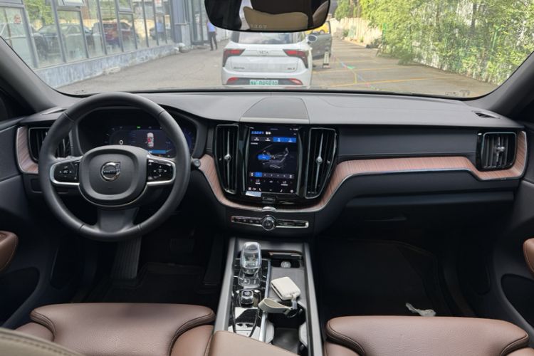 Used Volvo XC60 2025 B5 Four-Wheel Drive Smart & Advanced Luxury Edition Interior 2