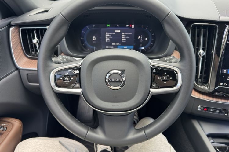 Used Volvo XC60 2025 B5 Four-Wheel Drive Smart & Advanced Luxury Edition Interior 3