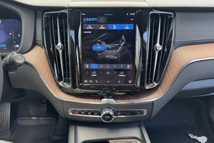 Used Volvo XC60 2025 B5 Four-Wheel Drive Smart & Advanced Luxury Edition Interior 4