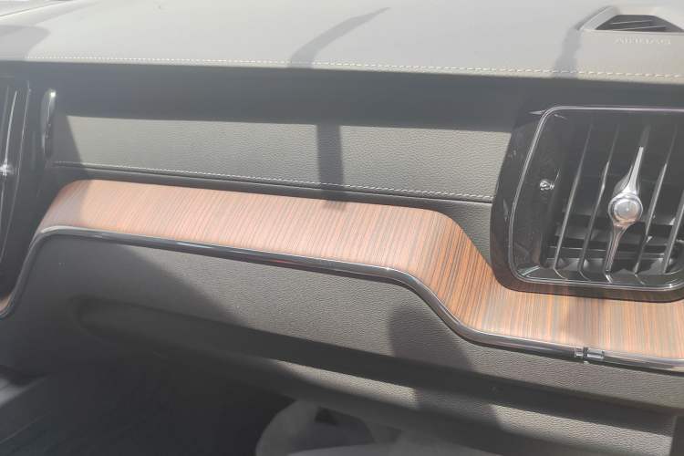 Used Volvo XC60 2025 B5 Four-Wheel Drive Smart & Advanced Luxury Edition Interior 6