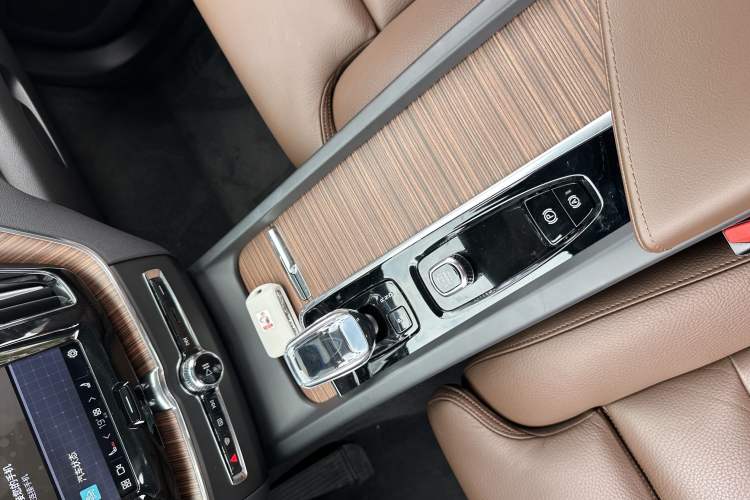 Used Volvo XC60 2025 B5 Four-Wheel Drive Smart & Advanced Luxury Edition Interior 9
