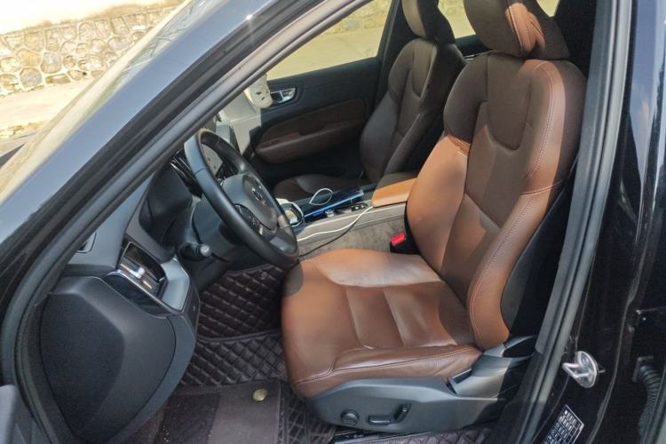 Used Volvo XC60 2025 B5 4x4 Smart Luxury Edition Left Front Seat
