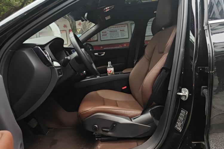 Used Volvo XC60 2025 B5 4x4 Smart Luxury Edition Left Front Seat