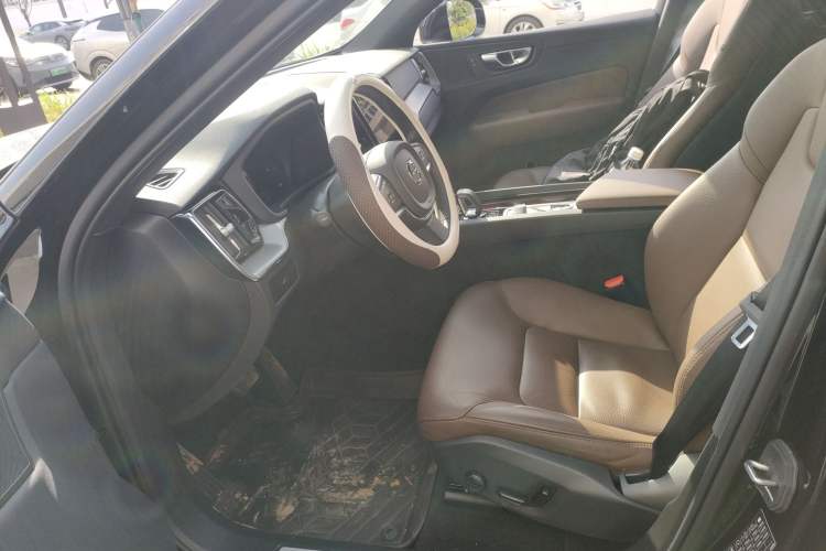 Used Volvo XC60 2025 B5 4x4 Smart Luxury Edition Left Front Seat
