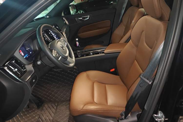 Used Volvo XC60 2025 B5 4x4 Smart Luxury Edition Left Front Seat