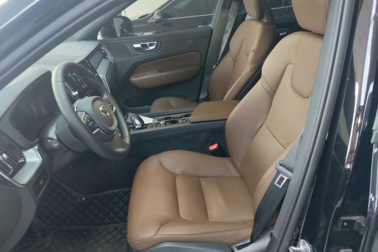 Used Volvo XC60 2025 B5 4x4 Smart Luxury Edition Left Front Seat