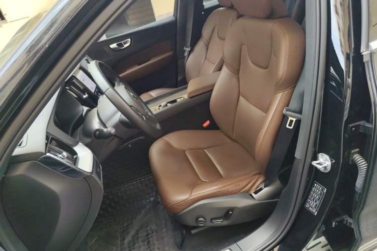 Used Volvo XC60 2025 B5 4x4 Smart Luxury Edition Left Front Seat
