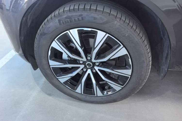 Used Volvo XC60 2025 B5 Four-Wheel Drive Smart & Advanced Luxury Edition Left Front Wheel Hub