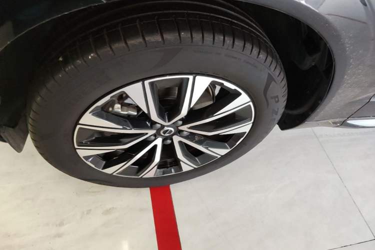 Used Volvo XC60 2025 B5 Four-Wheel Drive Smart & Advanced Luxury Edition Left Front Wheel Hub