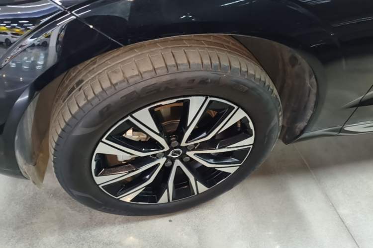 Used Volvo XC60 2025 B5 Four-Wheel Drive Smart & Advanced Luxury Edition Left Front Wheel Hub