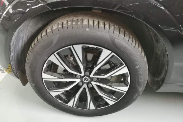 Used Volvo XC60 2025 B5 Four-Wheel Drive Smart & Advanced Luxury Edition Left Front Wheel Hub