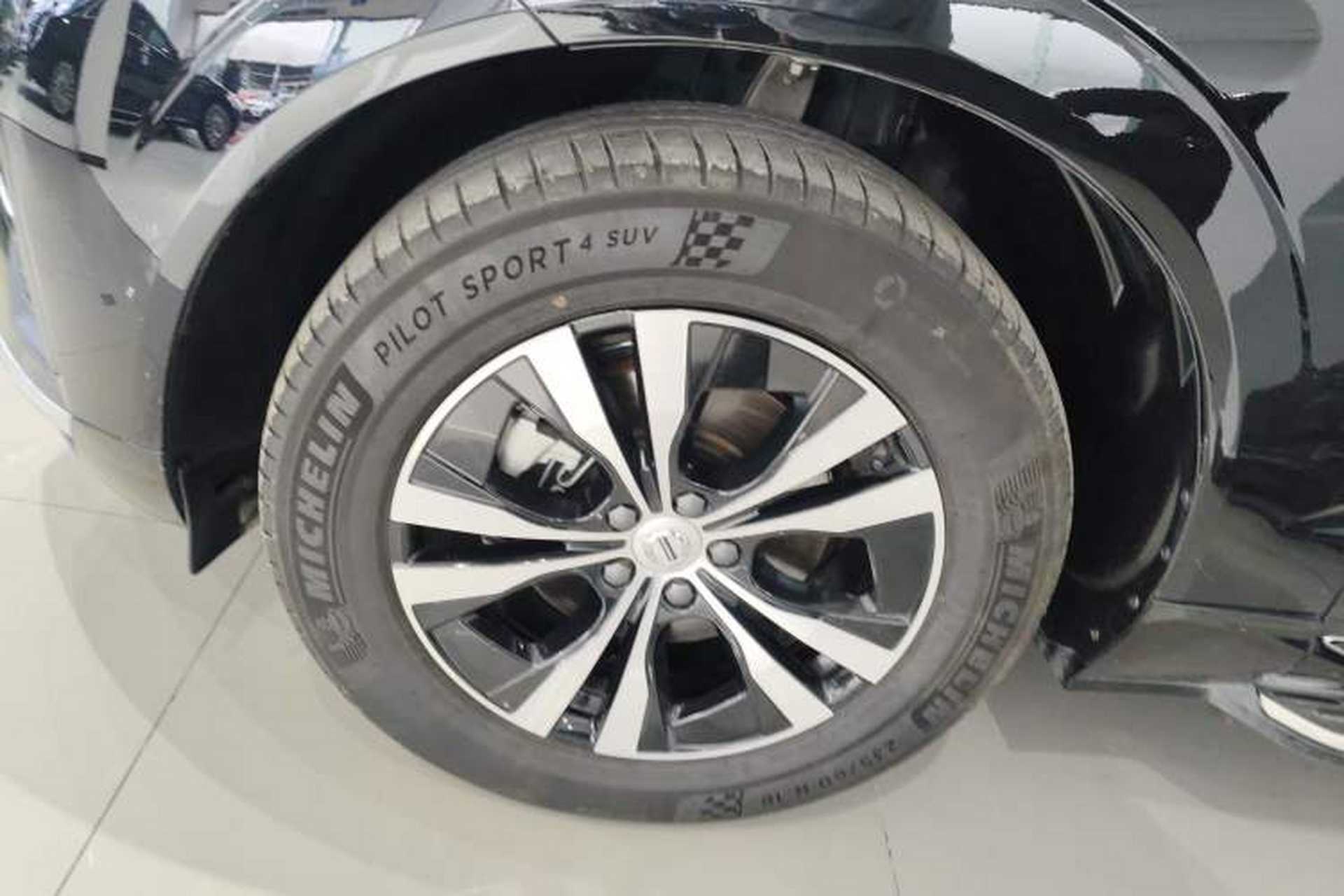 Used Volvo XC60 2025 B5 4x4 Smart Luxury Edition Left Front Wheel Hub