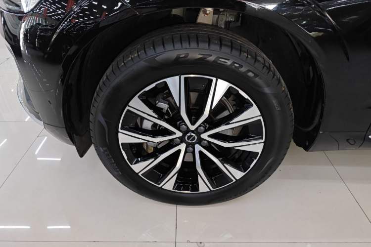 Used Volvo XC60 2025 B5 Four-Wheel Drive Smart & Advanced Luxury Edition Left Front Wheel Hub