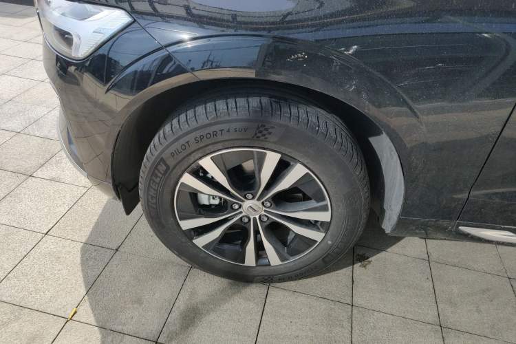 Used Volvo XC60 2025 B5 4x4 Smart Luxury Edition Left Front Wheel Hub