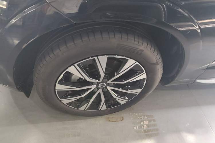 Used Volvo XC60 2025 B5 Four-Wheel Drive Smart & Advanced Luxury Edition Left Front Wheel Hub