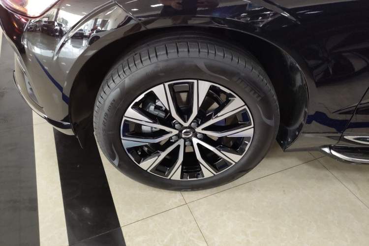 Used Volvo XC60 2025 B5 Four-Wheel Drive Smart & Advanced Luxury Edition Left Front Wheel Hub